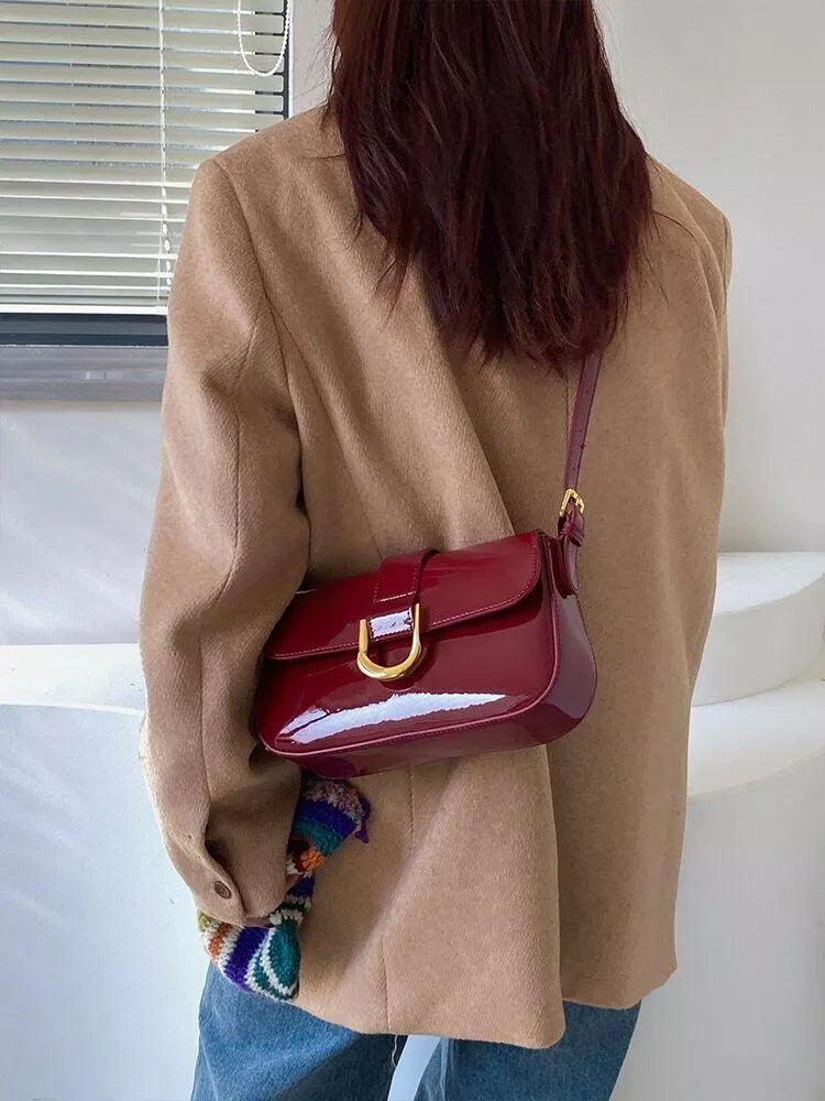 Sac à Bandoulière en Cuir Verni pour Femme – Sac Chic et Élégant avec Boucle et Finition Brillante