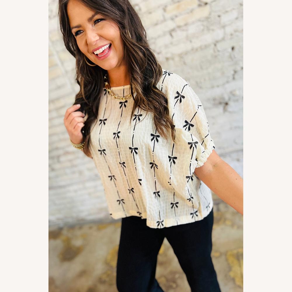 Blouse Femme Beige Texturée avec Nœuds Noirs – Haut Légère en Coton, Manches Élastiquées, Style Décontracté