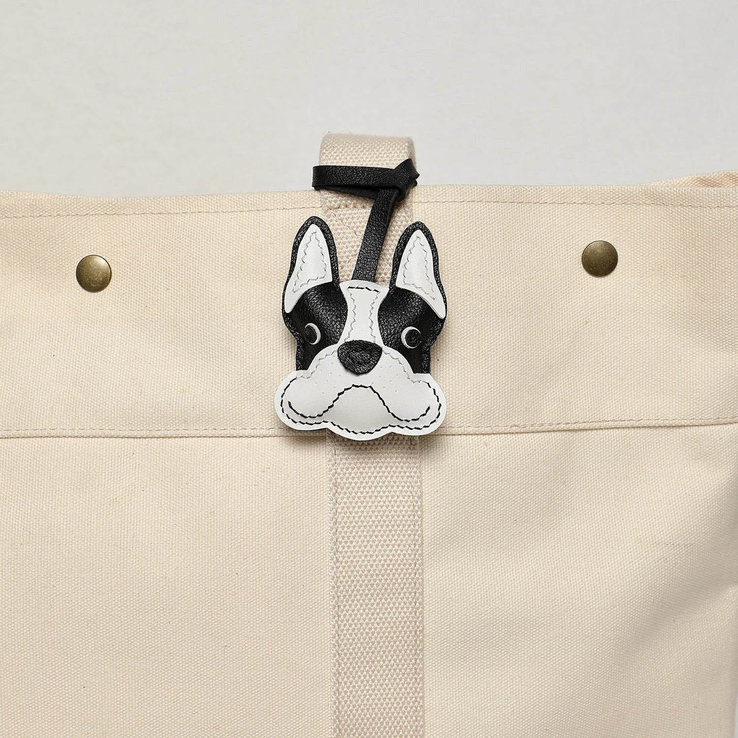 Charme de Sac en Cuir Noir avec Panneau Blanc et Joues Roses – Porte-Clés Élégant et Durable en Cuir de Chèvre