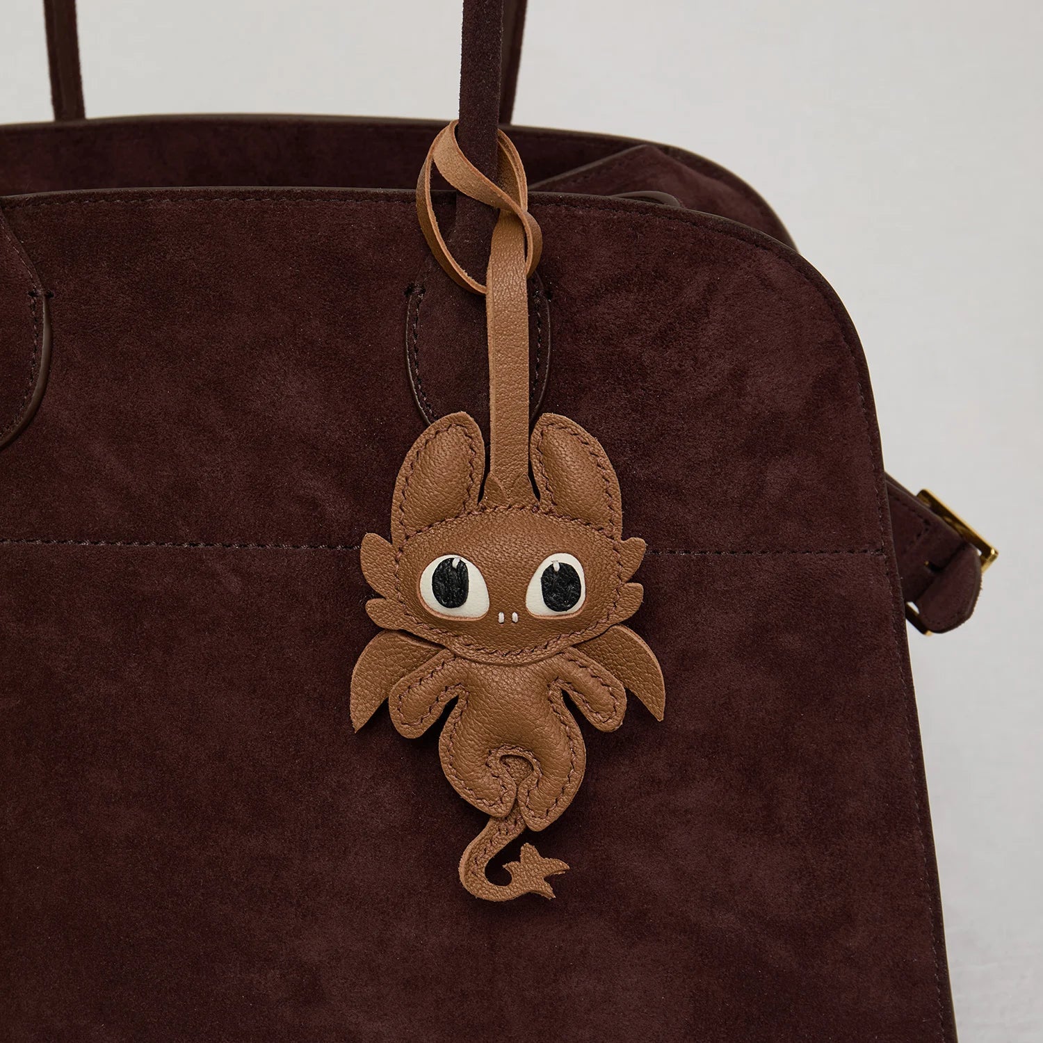 Charme de Sac en Cuir Noir avec Panneau Blanc et Joues Roses – Porte-Clés Élégant et Durable en Cuir de Chèvre