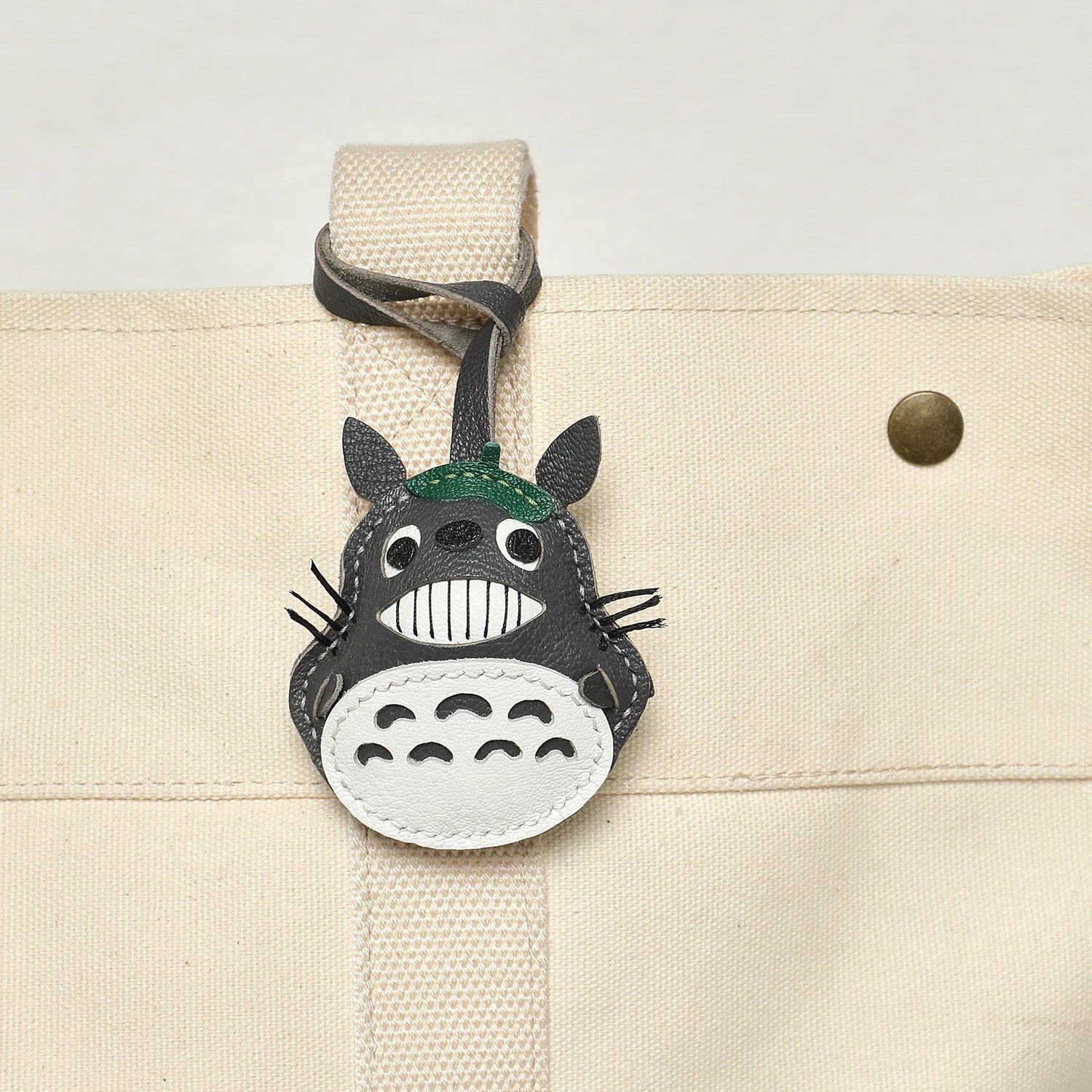 Charme de Sac en Cuir Noir avec Panneau Blanc et Joues Roses – Porte-Clés Élégant et Durable en Cuir de Chèvre