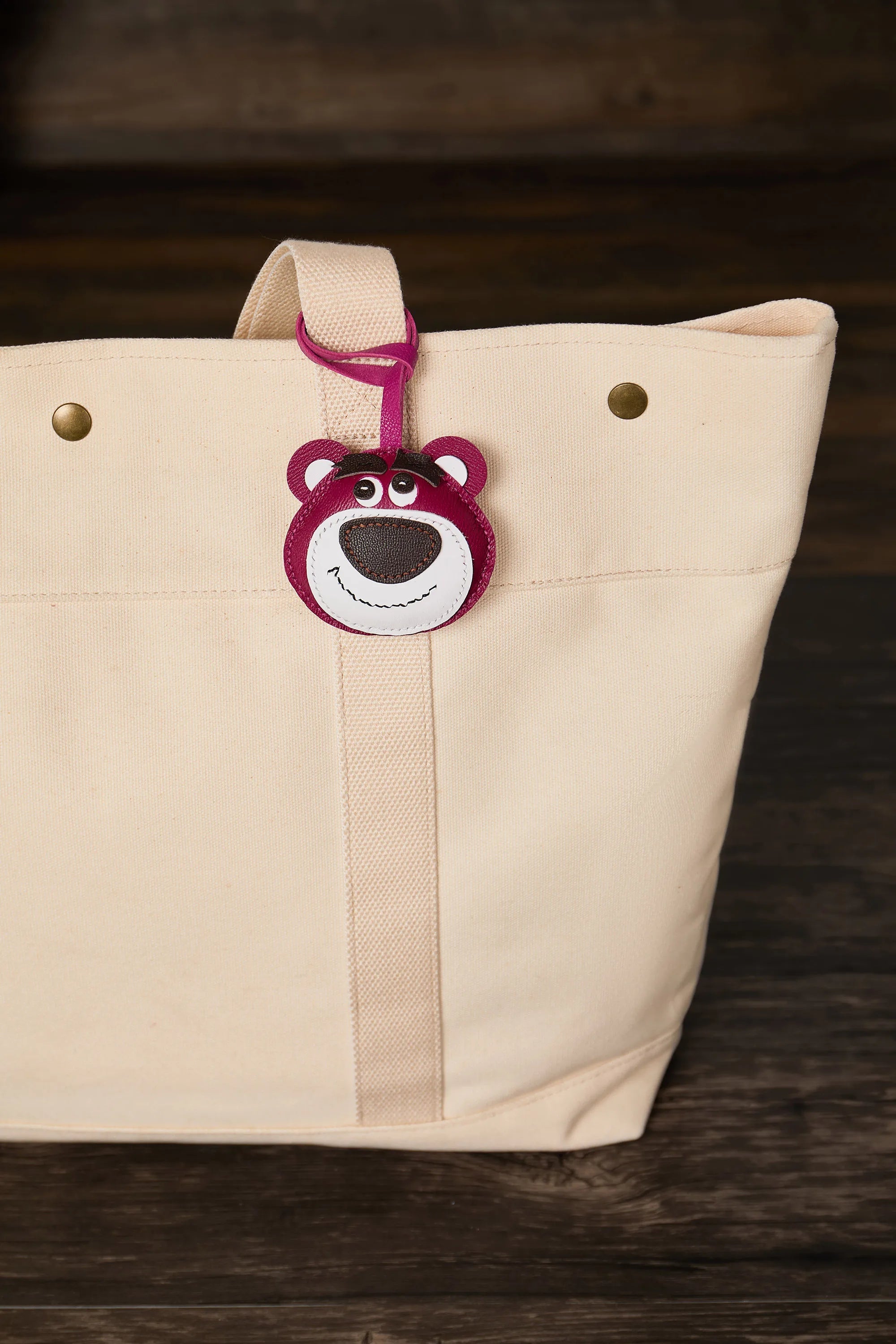 Charme de Sac en Cuir Noir avec Panneau Blanc et Joues Roses – Porte-Clés Élégant et Durable en Cuir de Chèvre
