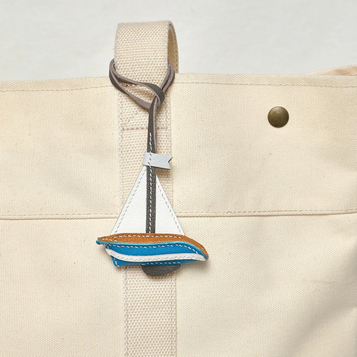 Charme de Sac en Cuir Noir avec Panneau Blanc et Joues Roses – Porte-Clés Élégant et Durable en Cuir de Chèvre