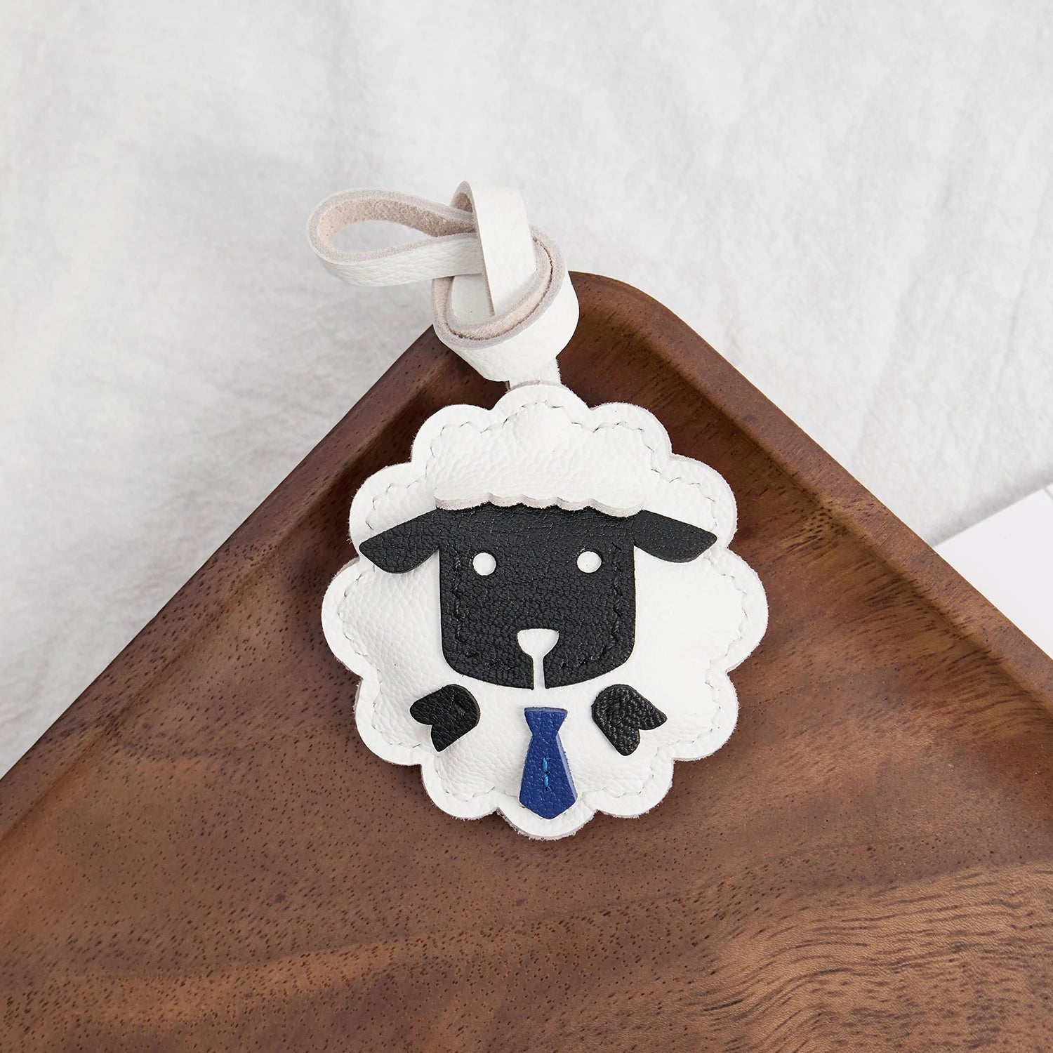 Charme de Sac en Cuir Noir avec Panneau Blanc et Joues Roses – Porte-Clés Élégant et Durable en Cuir de Chèvre