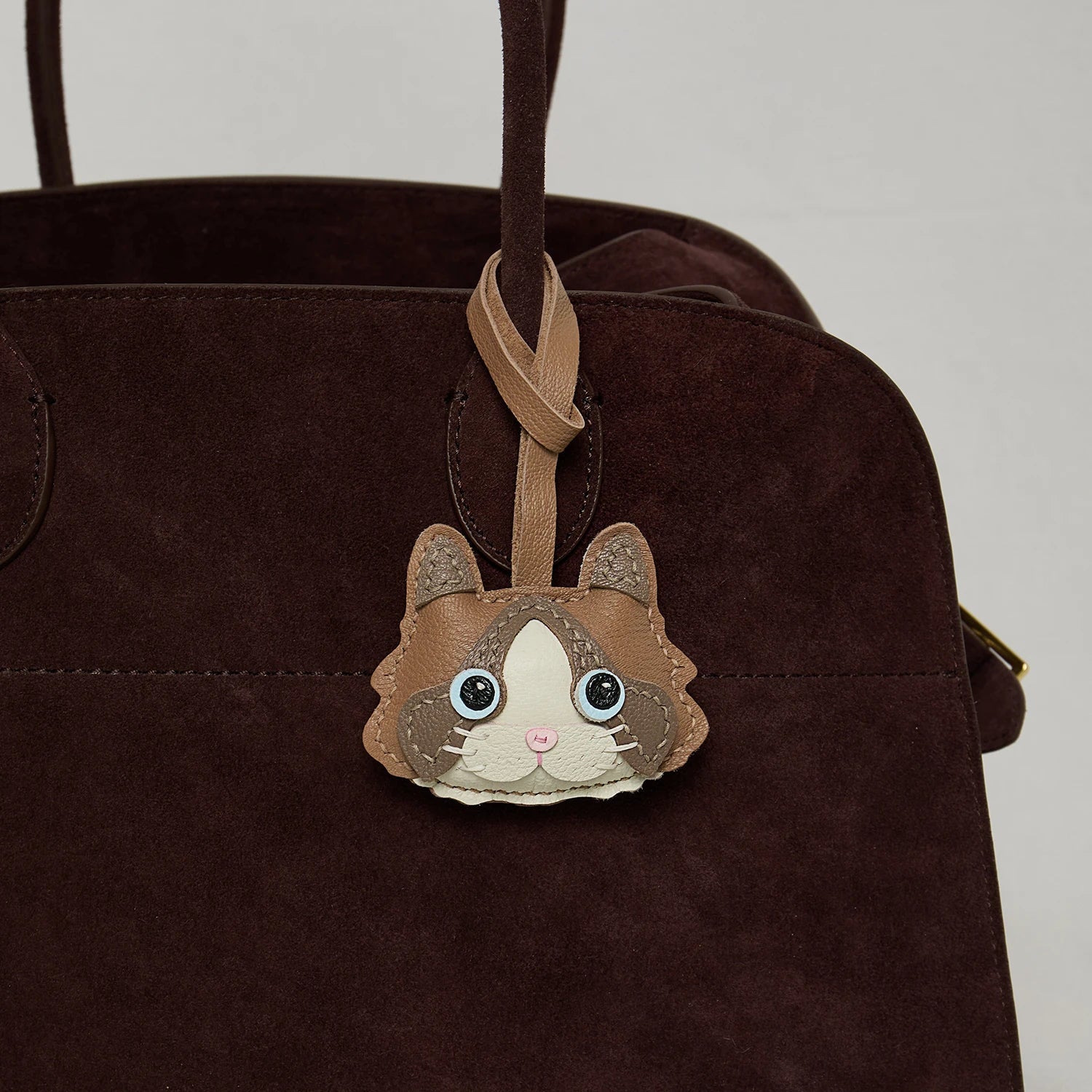 Charme de Sac en Cuir Noir avec Panneau Blanc et Joues Roses – Porte-Clés Élégant et Durable en Cuir de Chèvre