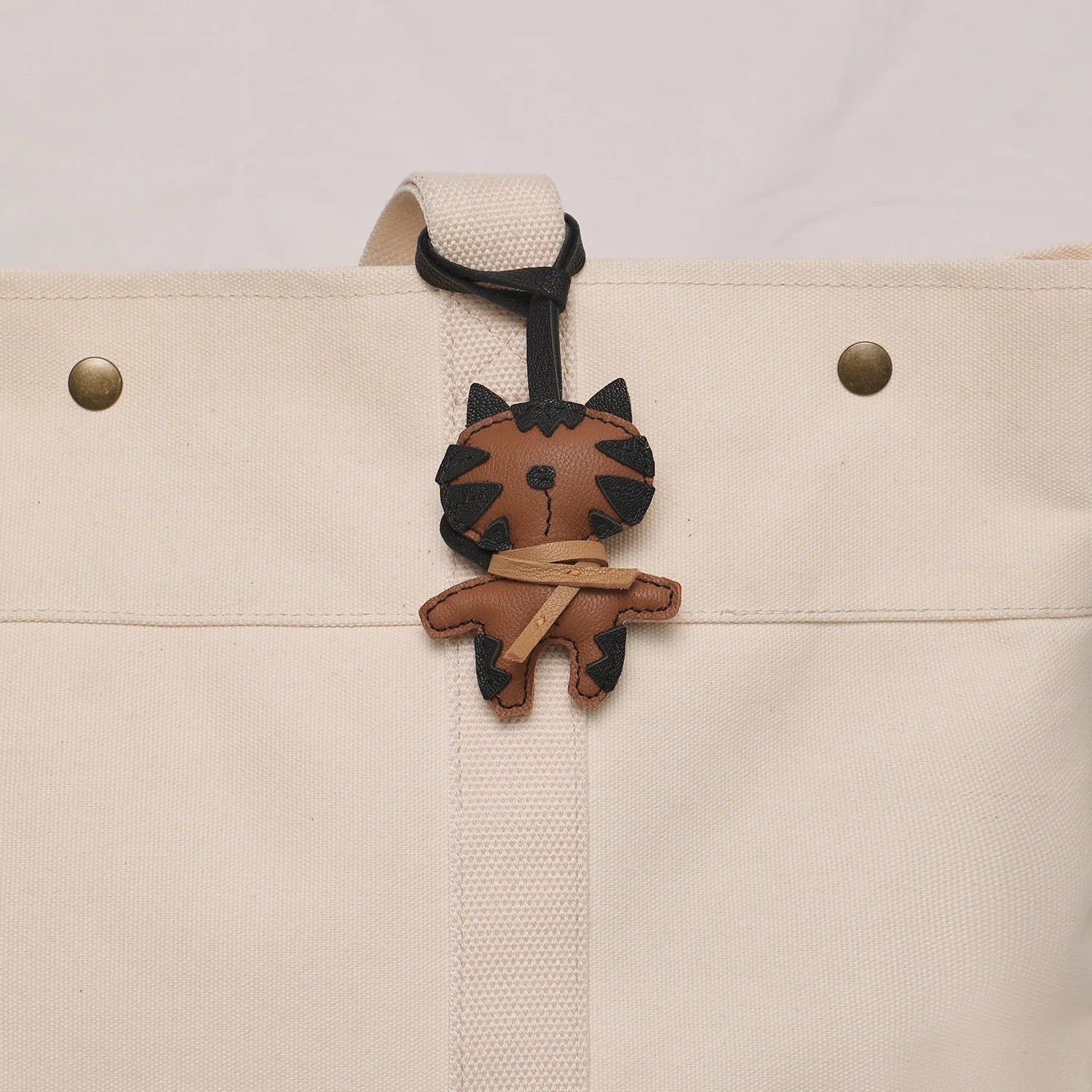 Charme de Sac en Cuir Noir avec Panneau Blanc et Joues Roses – Porte-Clés Élégant et Durable en Cuir de Chèvre