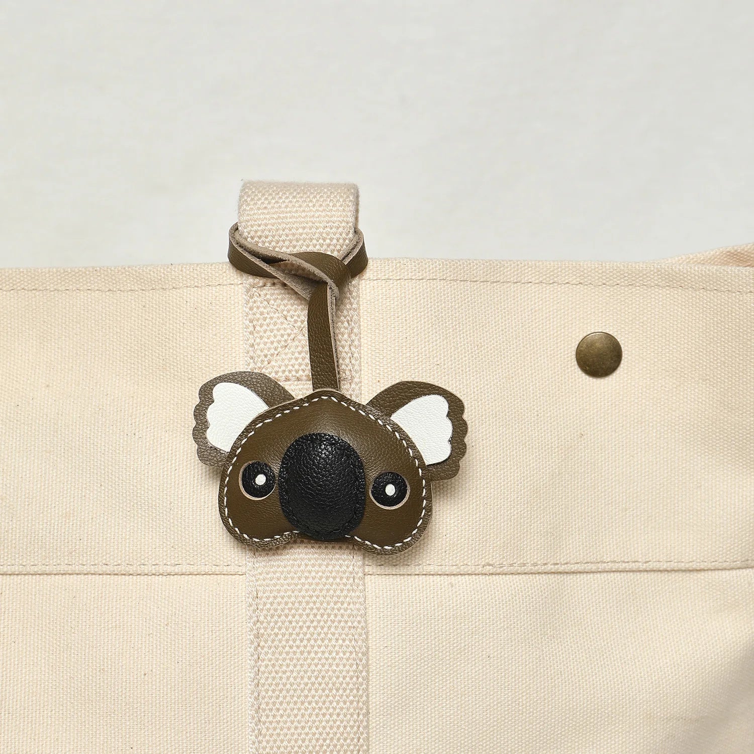 Charme de Sac en Cuir Noir avec Panneau Blanc et Joues Roses – Porte-Clés Élégant et Durable en Cuir de Chèvre