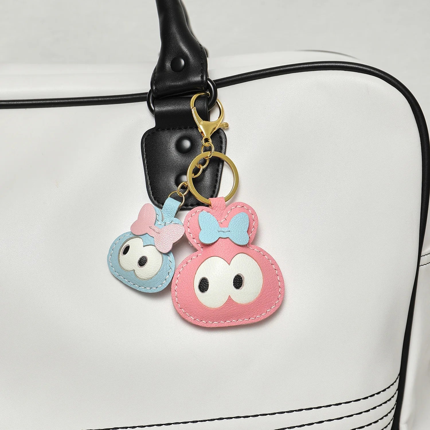 Charme de Sac en Cuir Noir avec Panneau Blanc et Joues Roses – Porte-Clés Élégant et Durable en Cuir de Chèvre
