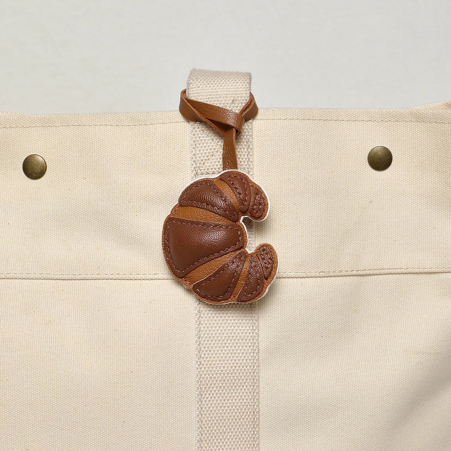 Charme de Sac en Cuir Noir avec Panneau Blanc et Joues Roses – Porte-Clés Élégant et Durable en Cuir de Chèvre