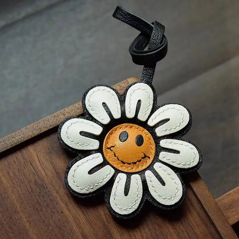 Charme de Sac en Cuir Noir avec Panneau Blanc et Joues Roses – Porte-Clés Élégant et Durable en Cuir de Chèvre