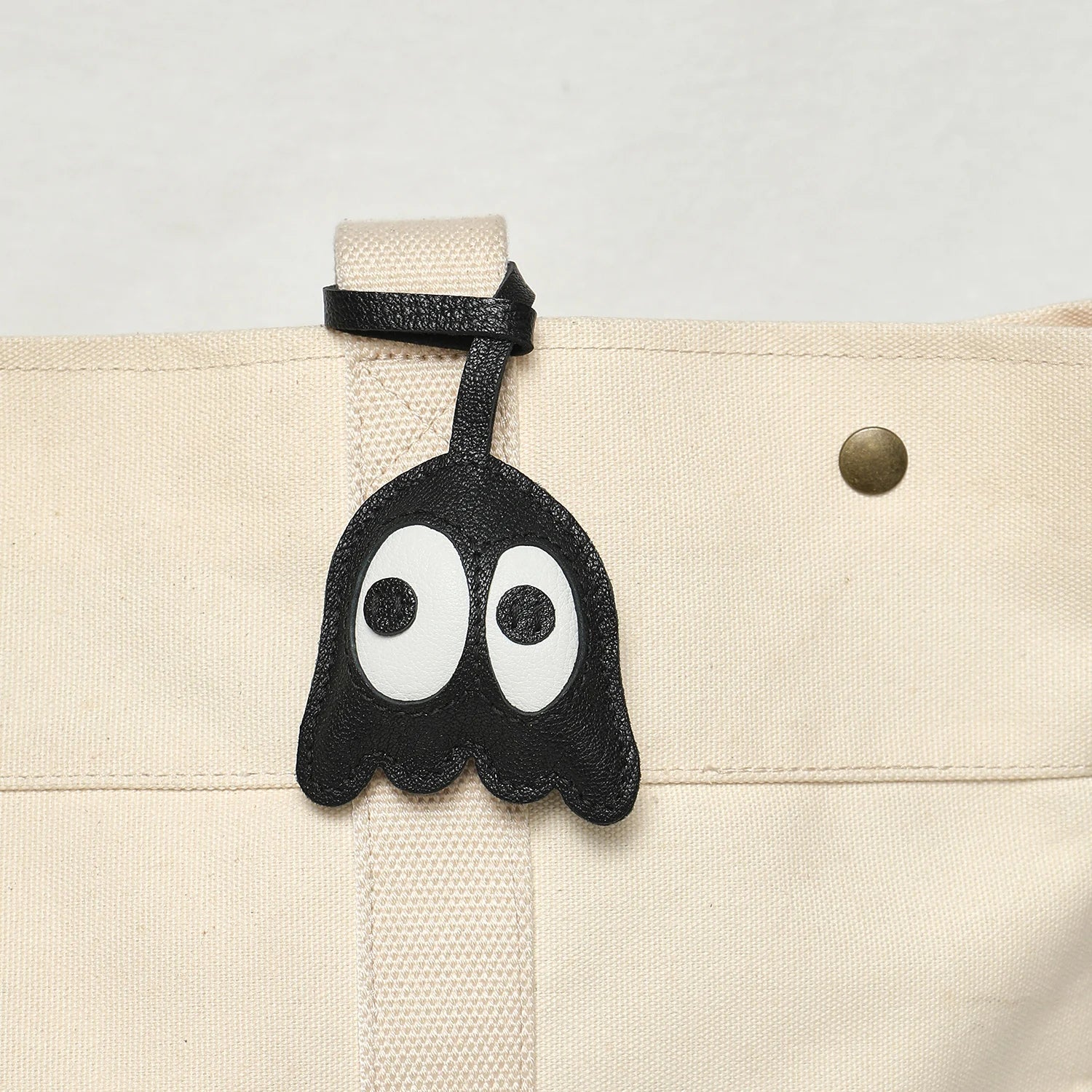 Charme de Sac en Cuir Noir avec Panneau Blanc et Joues Roses – Porte-Clés Élégant et Durable en Cuir de Chèvre