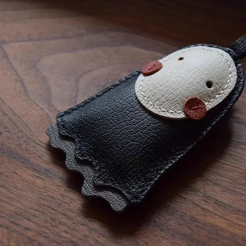Charme de Sac en Cuir Noir avec Panneau Blanc et Joues Roses – Porte-Clés Élégant et Durable en Cuir de Chèvre