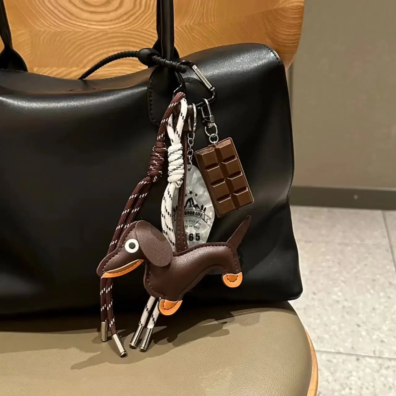 Charme en Cuir Tressé pour Sac avec Accents en Cuir de Chèvre – Pendentif Porte-Clés Esthétique et Ludique