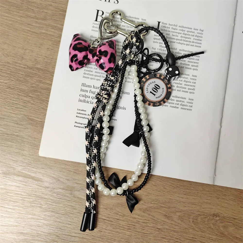 Charme en Cuir Tressé pour Sac avec Accents en Cuir de Chèvre – Pendentif Porte-Clés Esthétique et Ludique