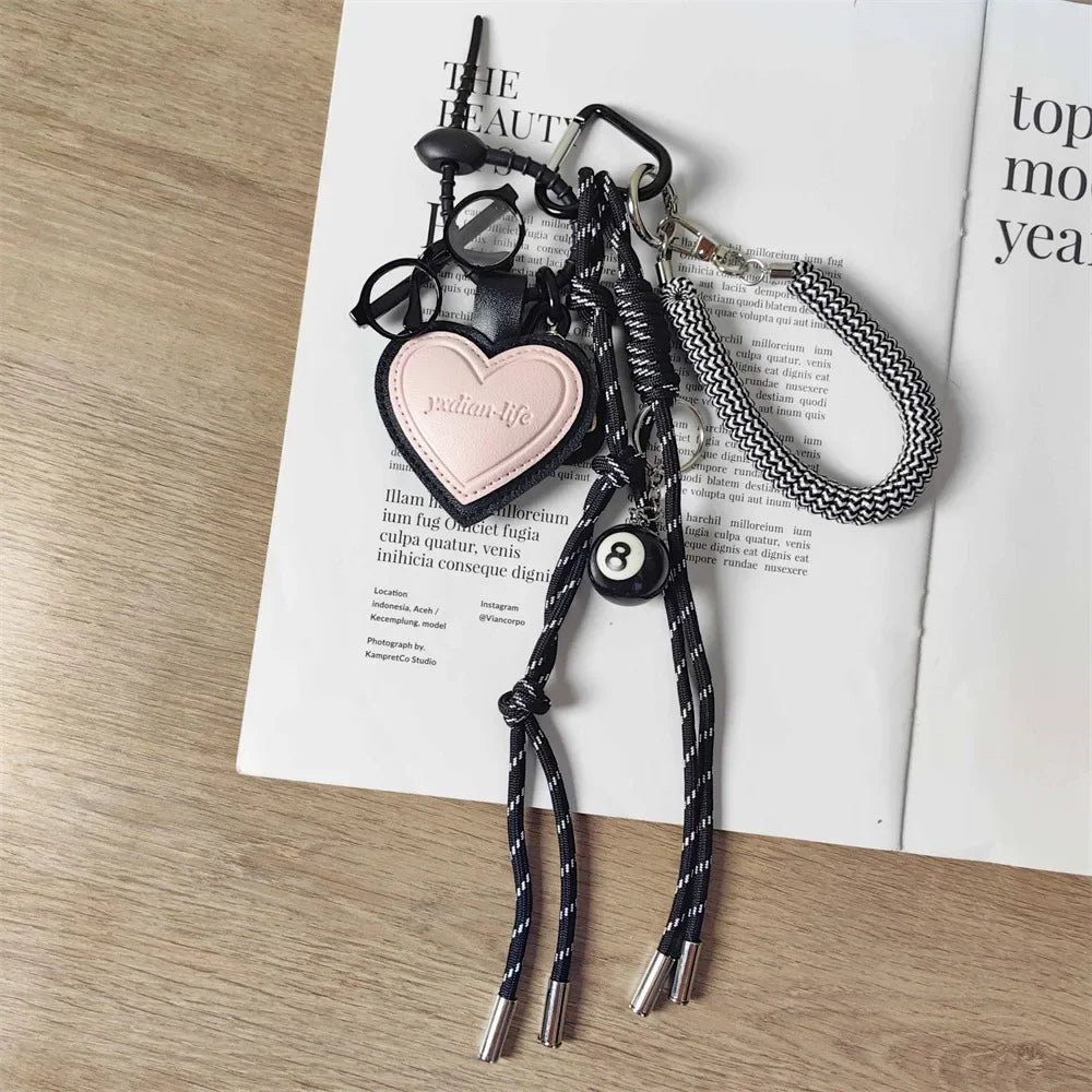 Charme en Cuir Tressé pour Sac avec Accents en Cuir de Chèvre – Pendentif Porte-Clés Esthétique et Ludique