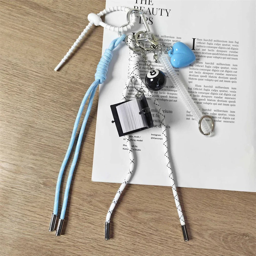 Charme en Cuir Tressé pour Sac avec Accents en Cuir de Chèvre – Pendentif Porte-Clés Esthétique et Ludique
