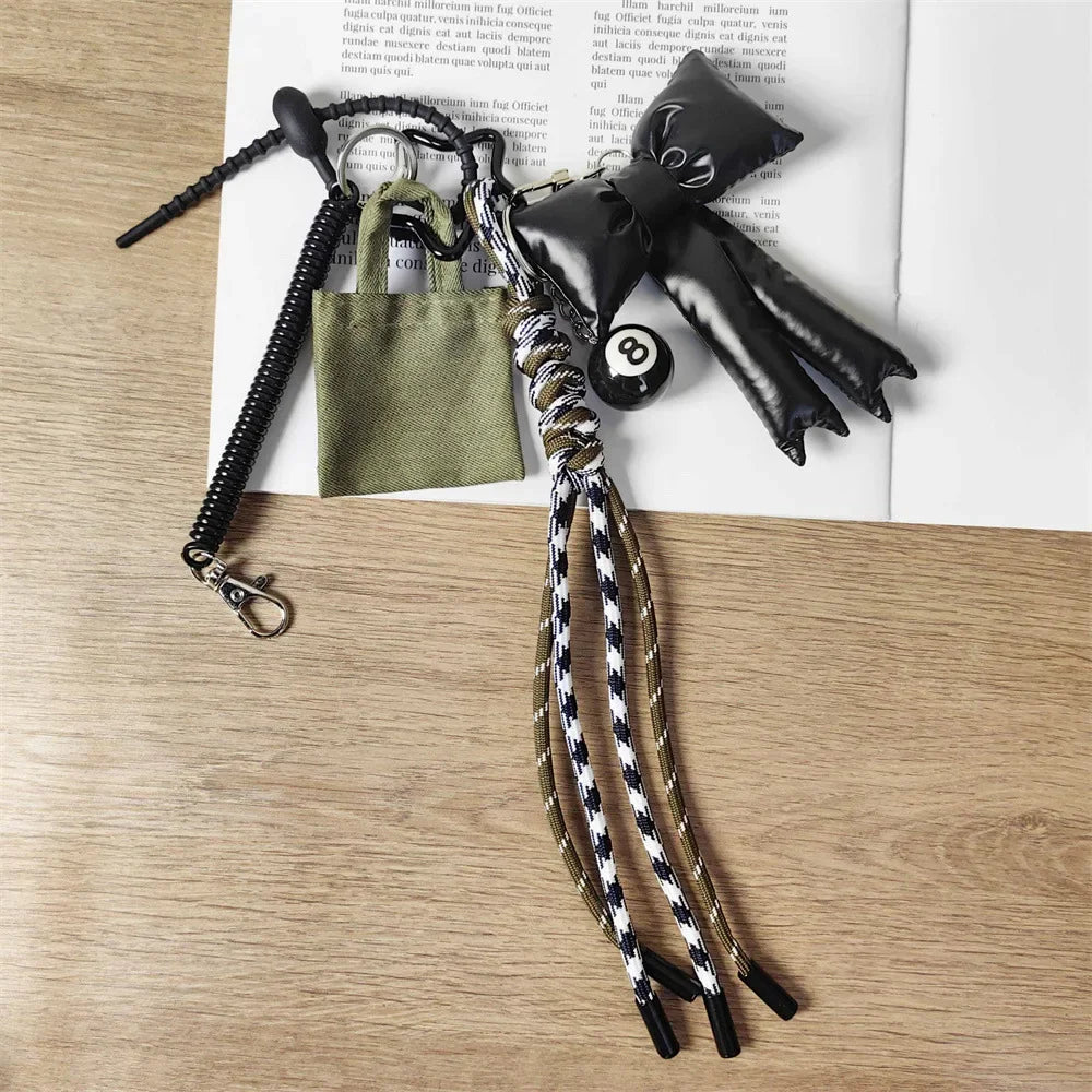 Charme en Cuir Tressé pour Sac avec Accents en Cuir de Chèvre – Pendentif Porte-Clés Esthétique et Ludique