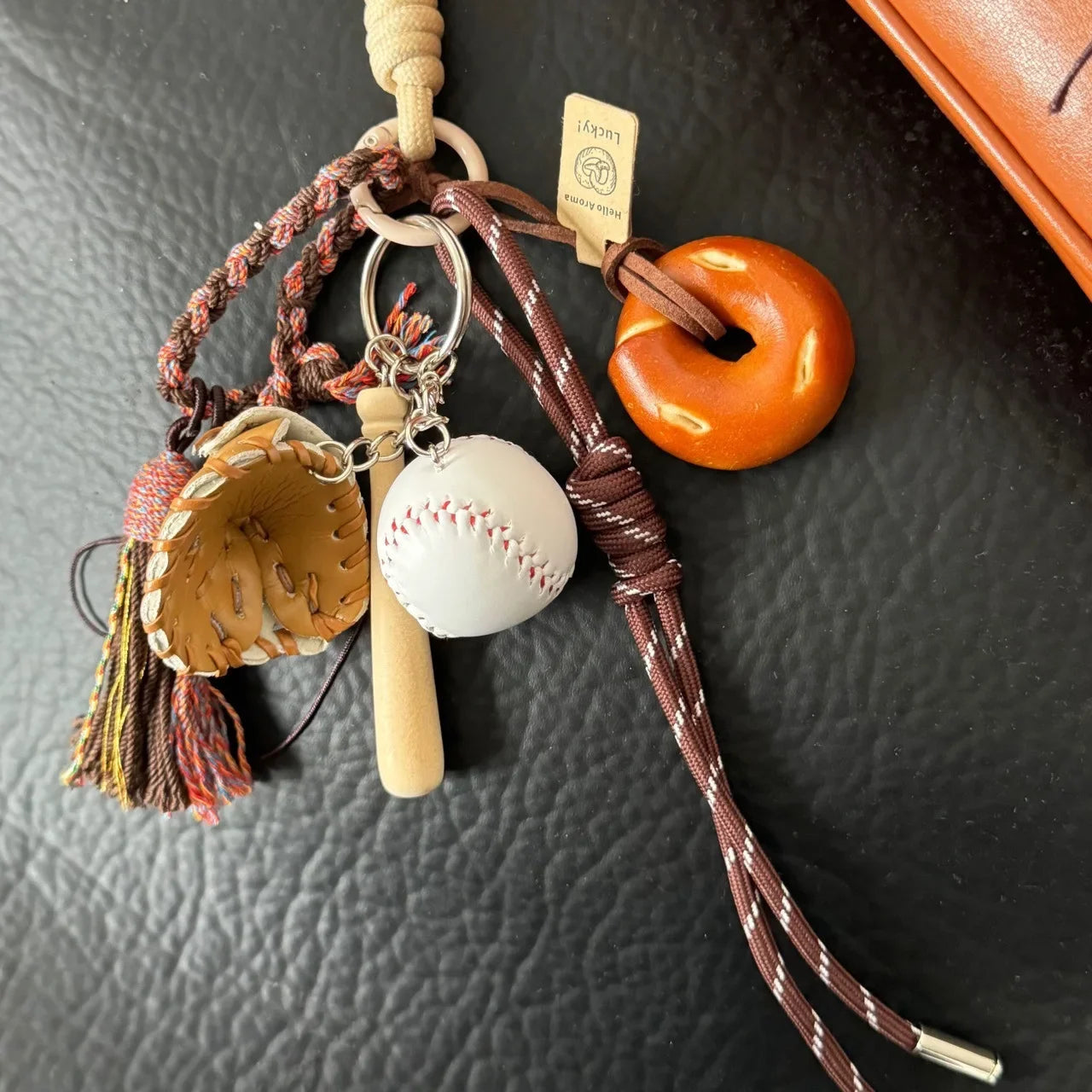 Charme en Cuir Tressé pour Sac avec Accents en Cuir de Chèvre – Pendentif Porte-Clés Esthétique et Ludique