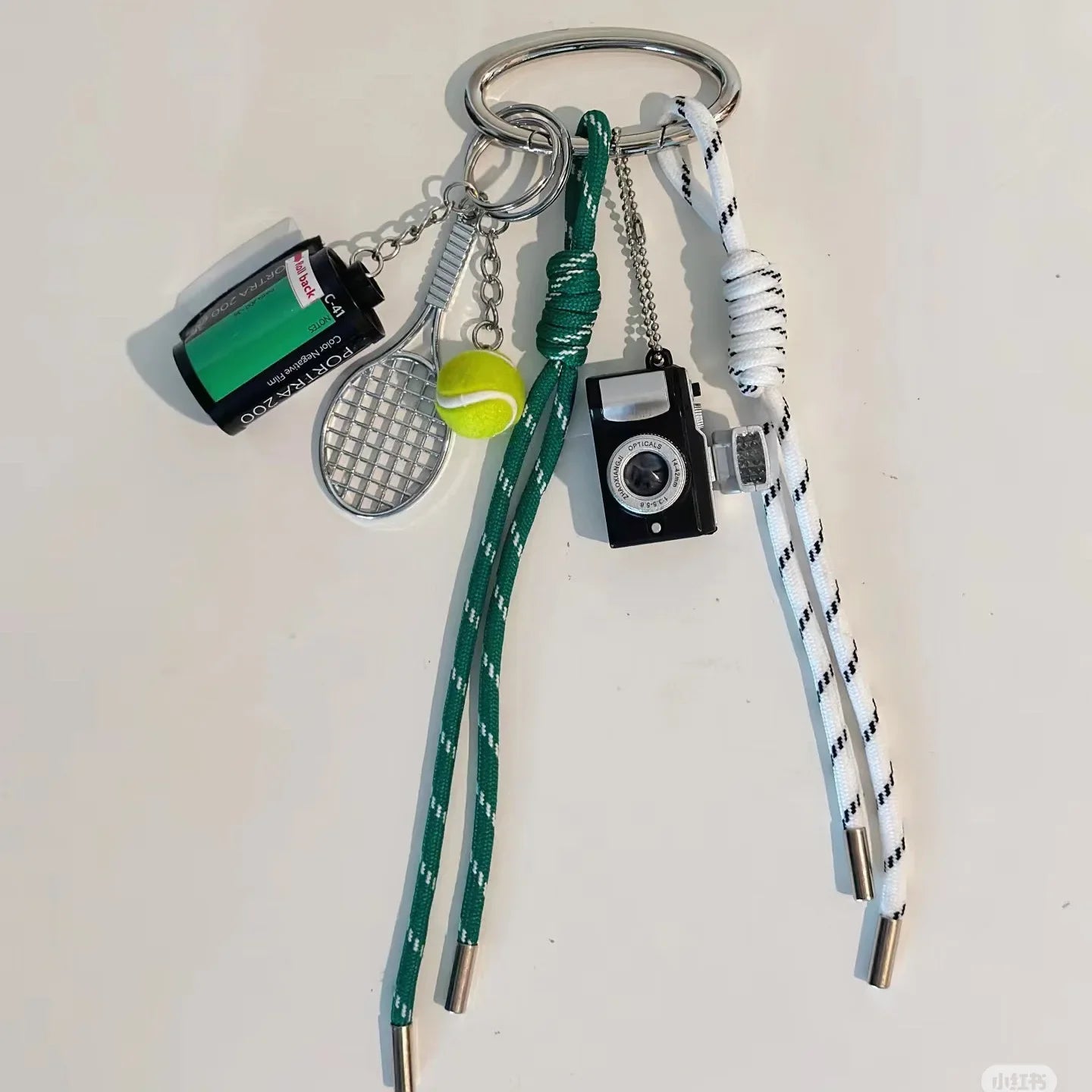 Charme en Cuir Tressé pour Sac avec Accents en Cuir de Chèvre – Pendentif Porte-Clés Esthétique et Ludique