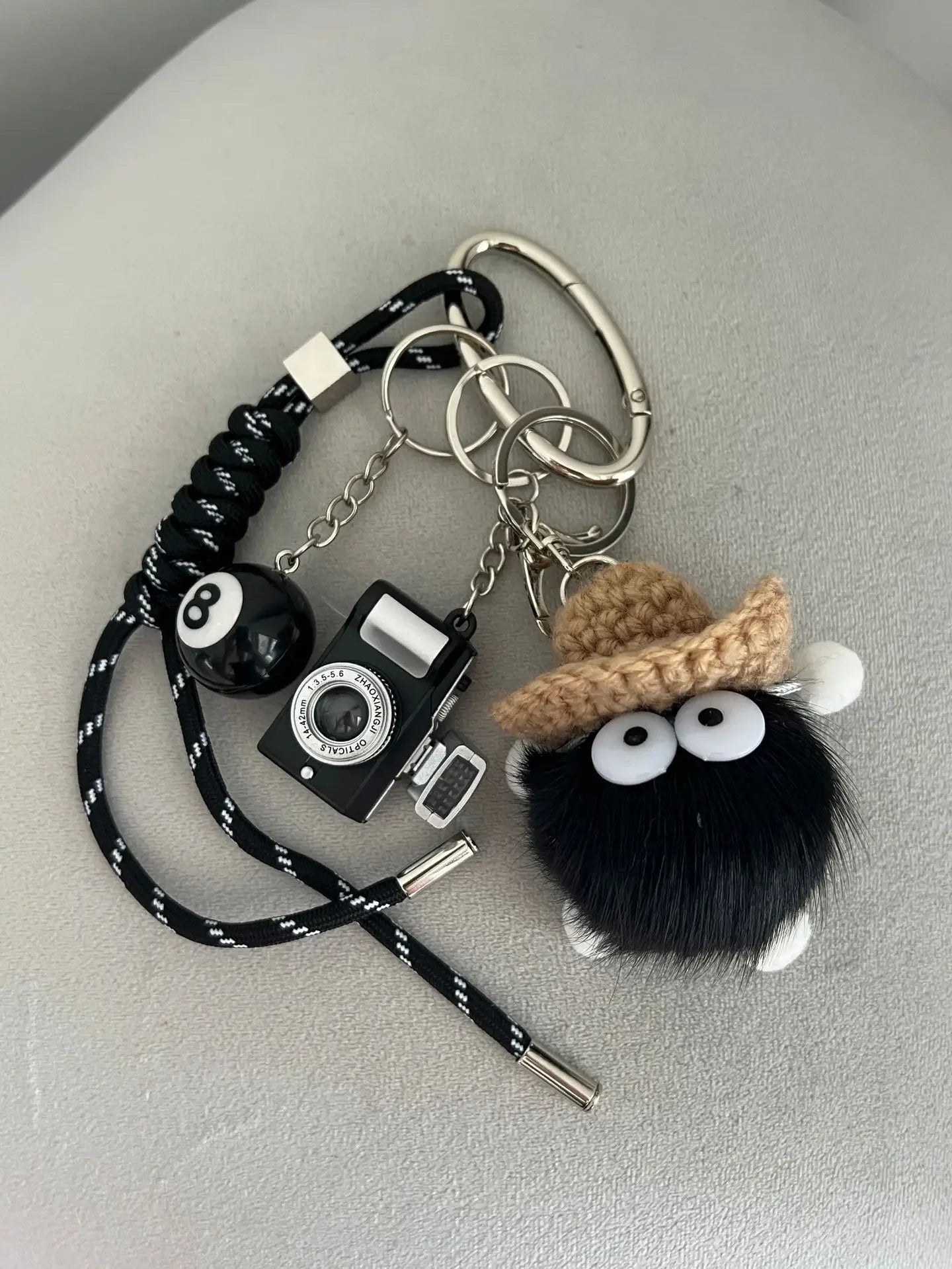 Charme en Cuir Tressé pour Sac avec Accents en Cuir de Chèvre – Pendentif Porte-Clés Esthétique et Ludique