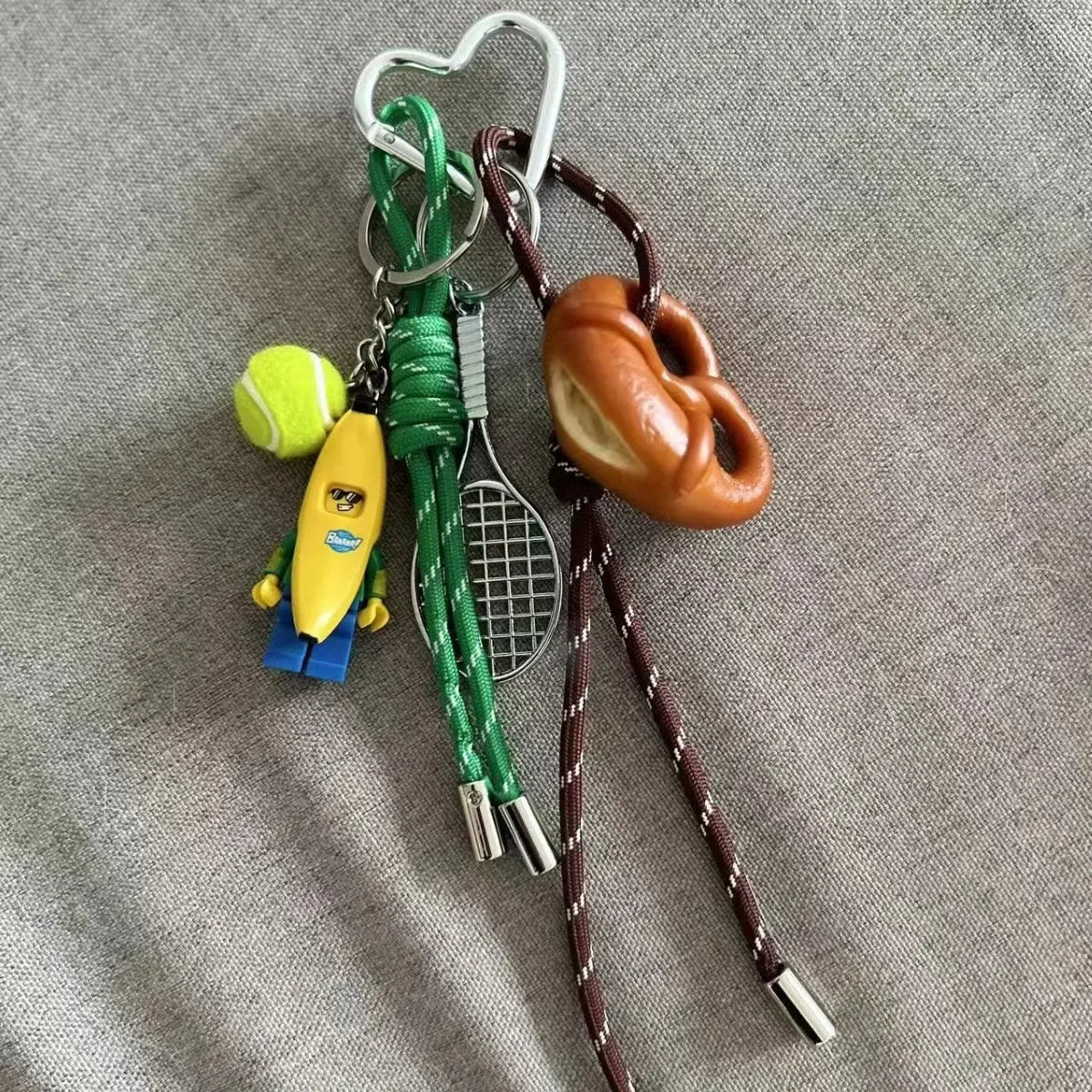 Charme en Cuir Tressé pour Sac avec Accents en Cuir de Chèvre – Pendentif Porte-Clés Esthétique et Ludique
