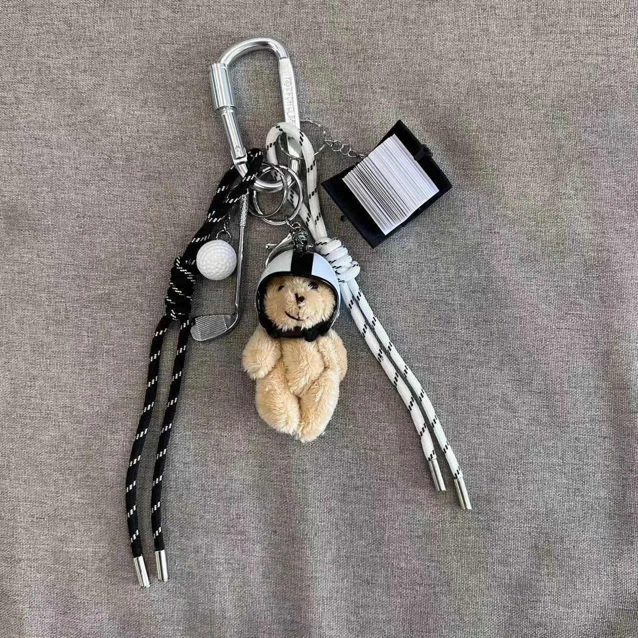 Charme en Cuir Tressé pour Sac avec Accents en Cuir de Chèvre – Pendentif Porte-Clés Esthétique et Ludique