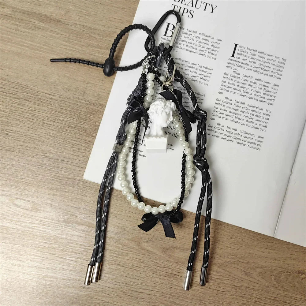 Charme en Cuir Tressé pour Sac avec Accents en Cuir de Chèvre – Pendentif Porte-Clés Esthétique et Ludique