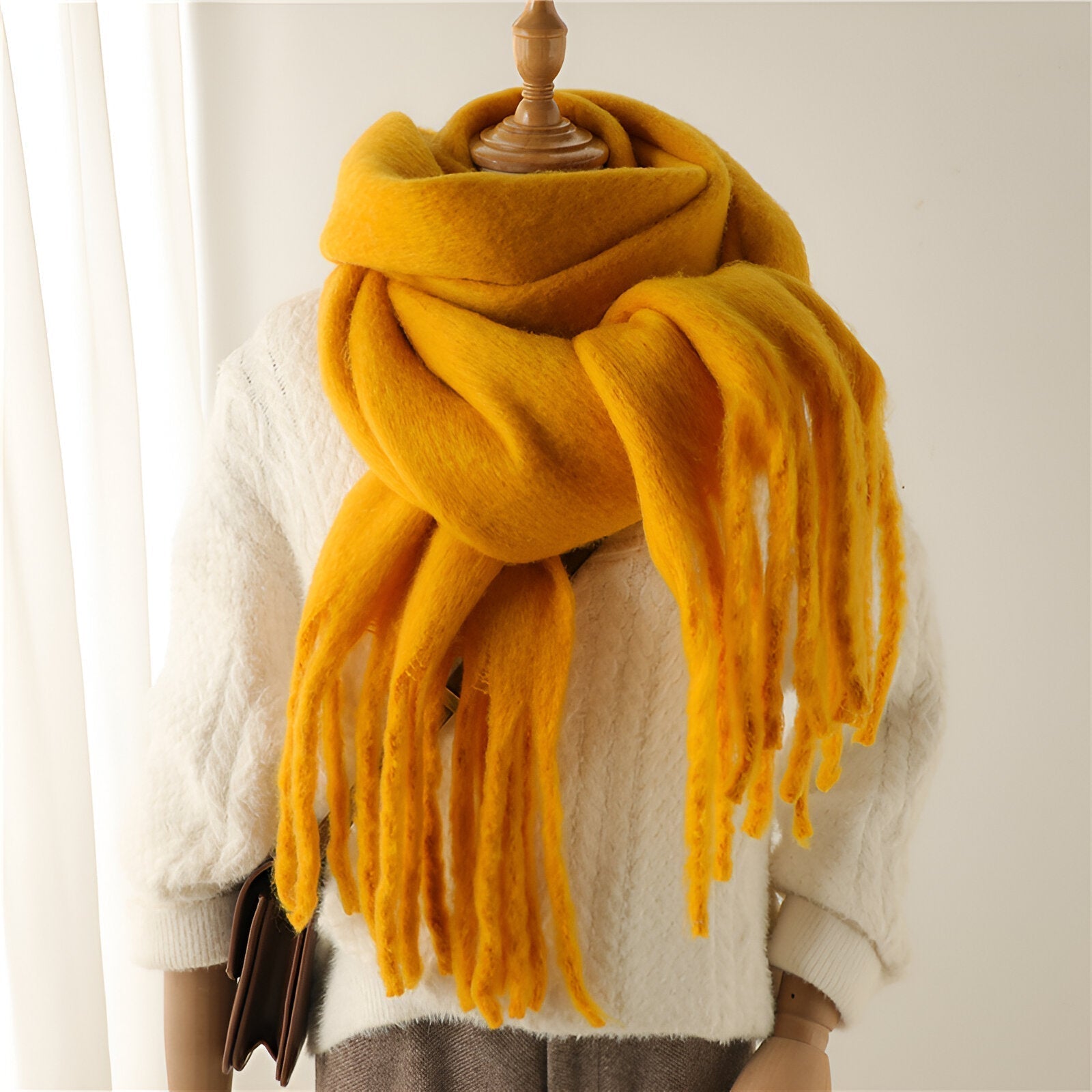 Écharpe Femme Douce en Tissu Moelleux avec Franges – Élégante et Polyvalente pour Hiver 20