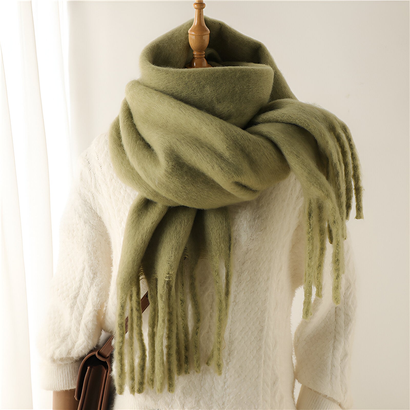 Écharpe Femme Douce en Tissu Moelleux avec Franges – Élégante et Polyvalente pour Hiver 23