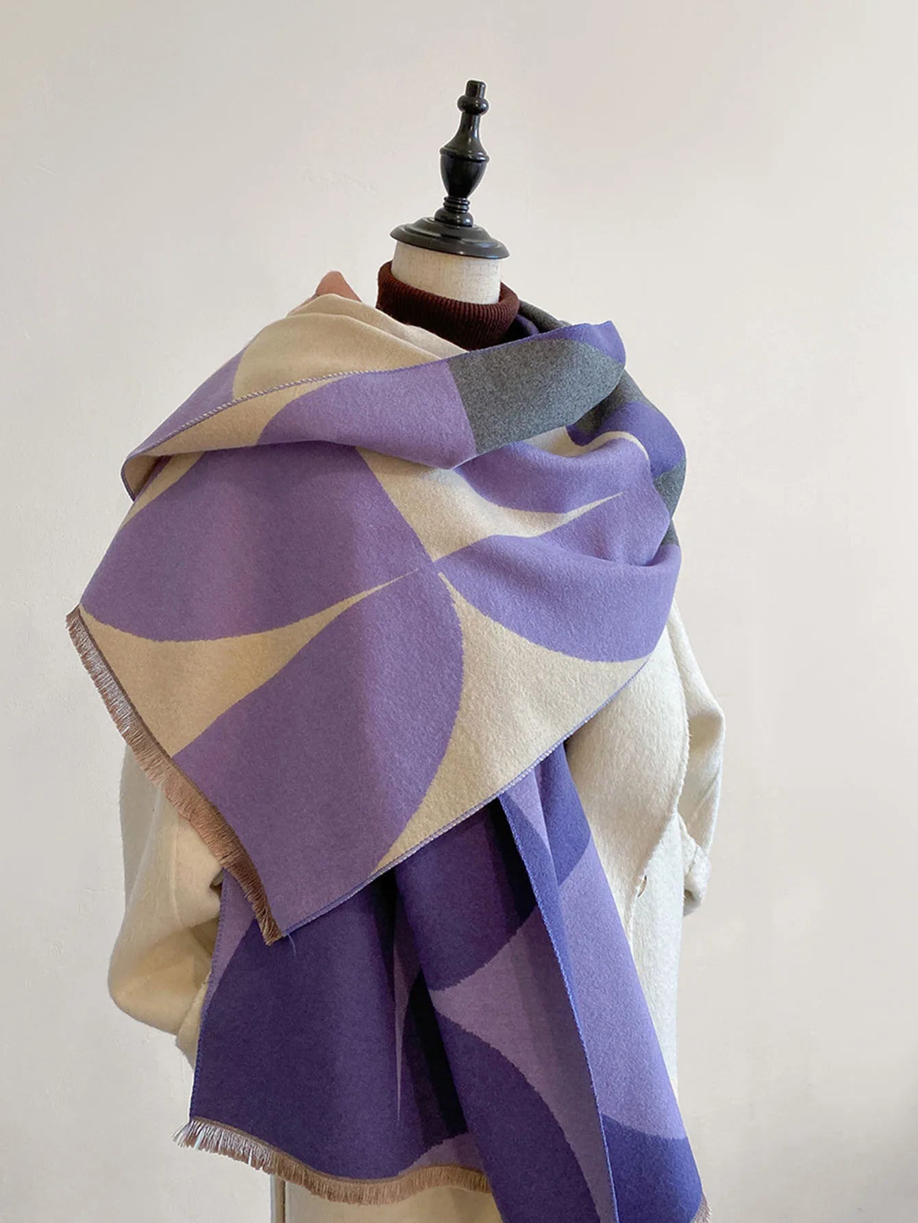 Écharpe Femme Oversize Réversible en Tissu Doux avec Motif Géométrique 0