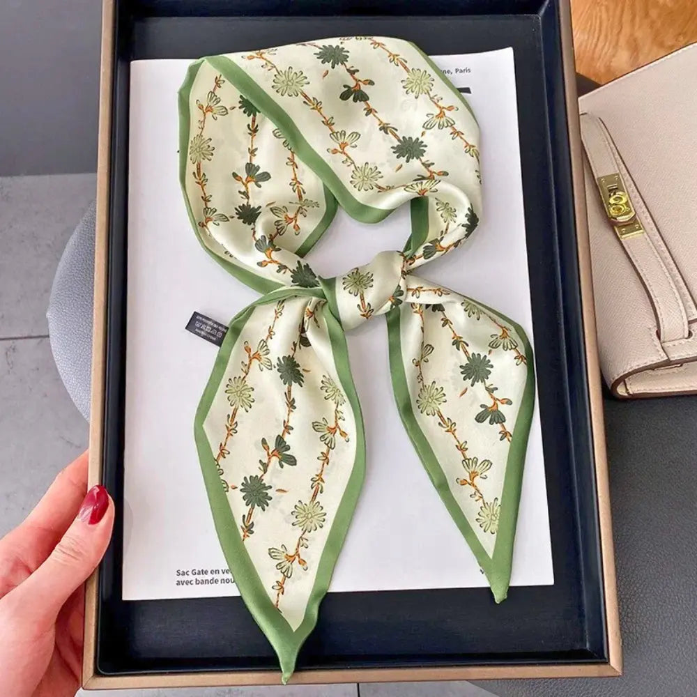 Écharpe Fine en Satin Botanique pour Femmes - Élégante et Polyvalente 1