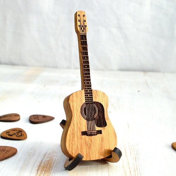 Étui en Bois Naturel pour Médiators de Guitare – Compact et Pratique, Capacité jusqu'à 8 Médiators, Idéal pour Musiciens