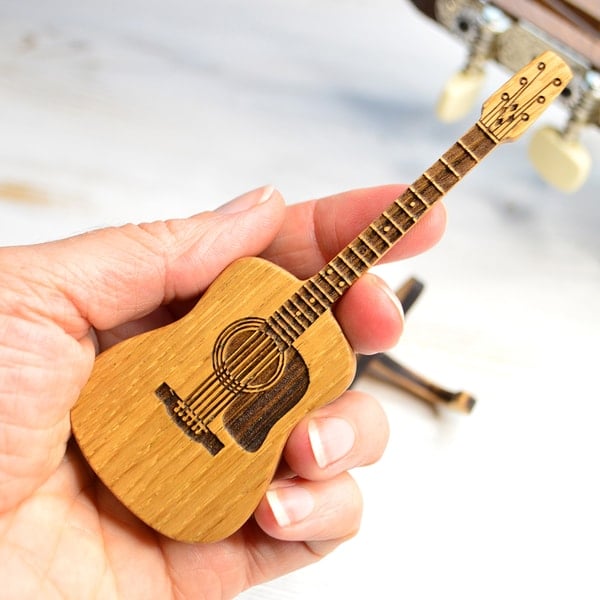 Étui en Bois Naturel pour Médiators de Guitare – Compact et Pratique, Capacité jusqu'à 8 Médiators, Idéal pour Musiciens