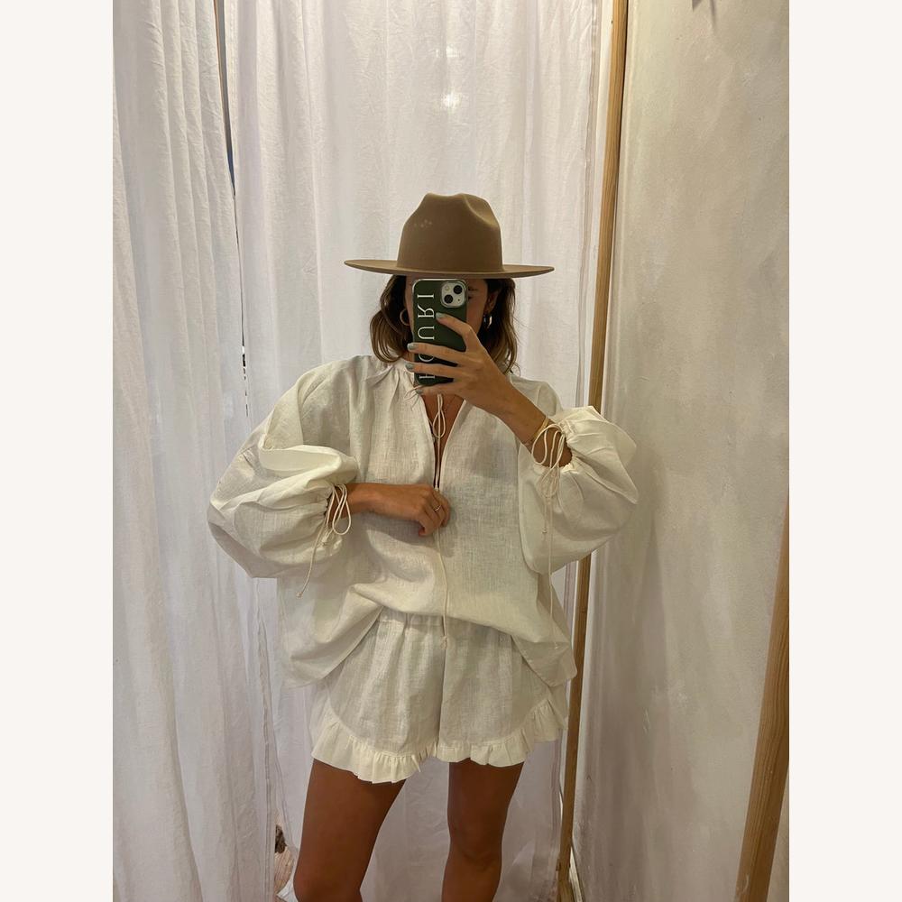Ensemble Femme en Lin Léger avec Haut Ample à Cordon et Short à Volants – Idéal pour l'Été