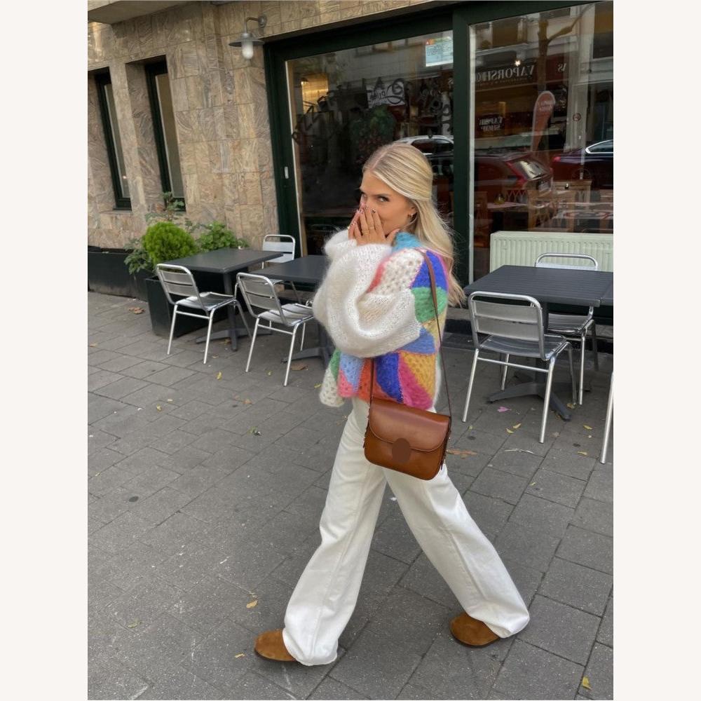 https://cdn.shopify.com/s/files/1/0934/1639/0995/files/Kleurrijke-Patchwork-Gebreide-Holle-Bombervest-Dames-Lantaarn-Lange-Mouw-Chique-Gebreide-Herfst-Winter-Elegant-Chique-Streetwear_e5baed7e-aa9e-408f-9d35-43a6e291a97c.jpg?v=1745366964