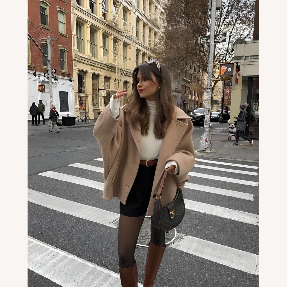 https://cdn.shopify.com/s/files/1/0934/1639/0995/files/Korte-wollen-mantel-Enkelborstig-Oversized-Winter-Trench-Coat-Dameskleding-Hallo-Susanne-4.jpg?v=1745366855