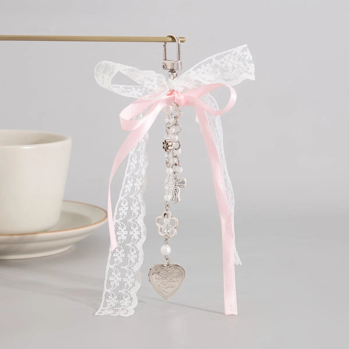 Pendentif Gothique Y2K en Dentelle Noir avec Cœur et Glands – Accessoire de Mode pour Sac à Main et Clés
