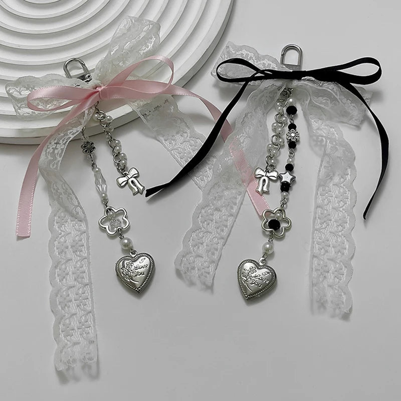 Pendentif Gothique Y2K en Dentelle Noir avec Cœur et Glands – Accessoire de Mode pour Sac à Main et Clés