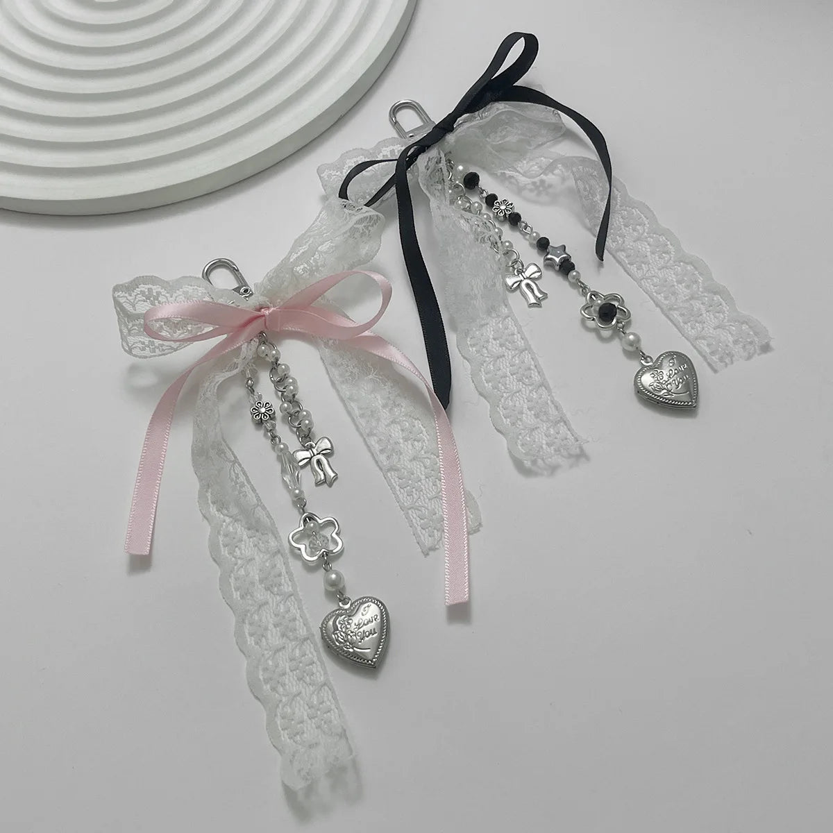 Pendentif Gothique Y2K en Dentelle Noir avec Cœur et Glands – Accessoire de Mode pour Sac à Main et Clés