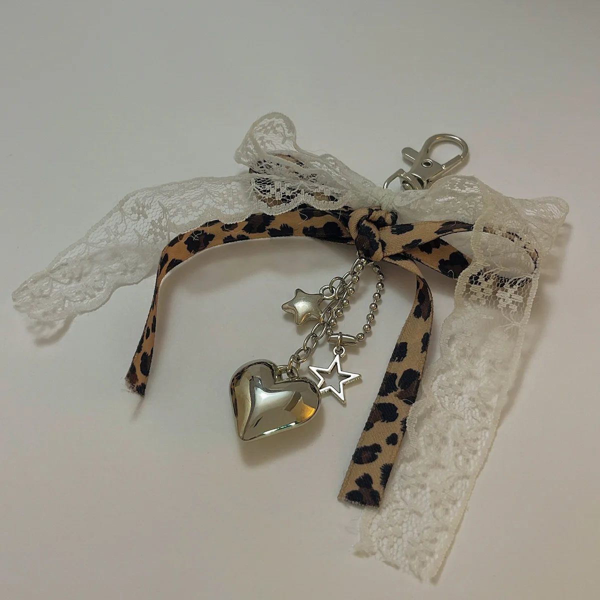 Pendentif Gothique Y2K en Dentelle Noir avec Cœur et Glands – Accessoire de Mode pour Sac à Main et Clés
