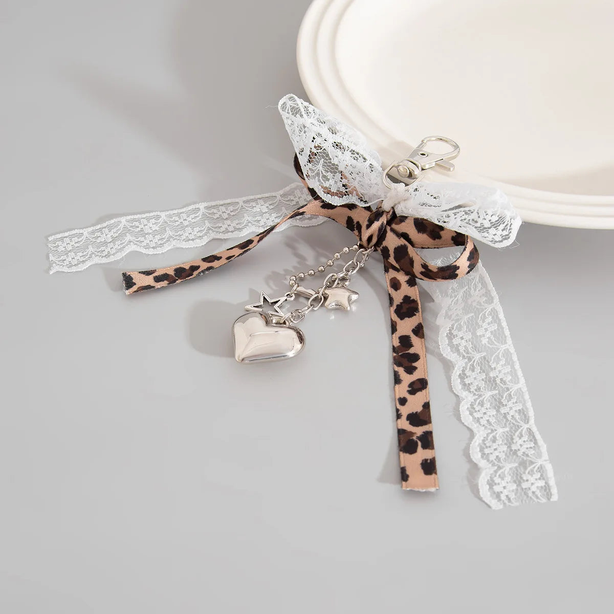Pendentif Gothique Y2K en Dentelle Noir avec Cœur et Glands – Accessoire de Mode pour Sac à Main et Clés
