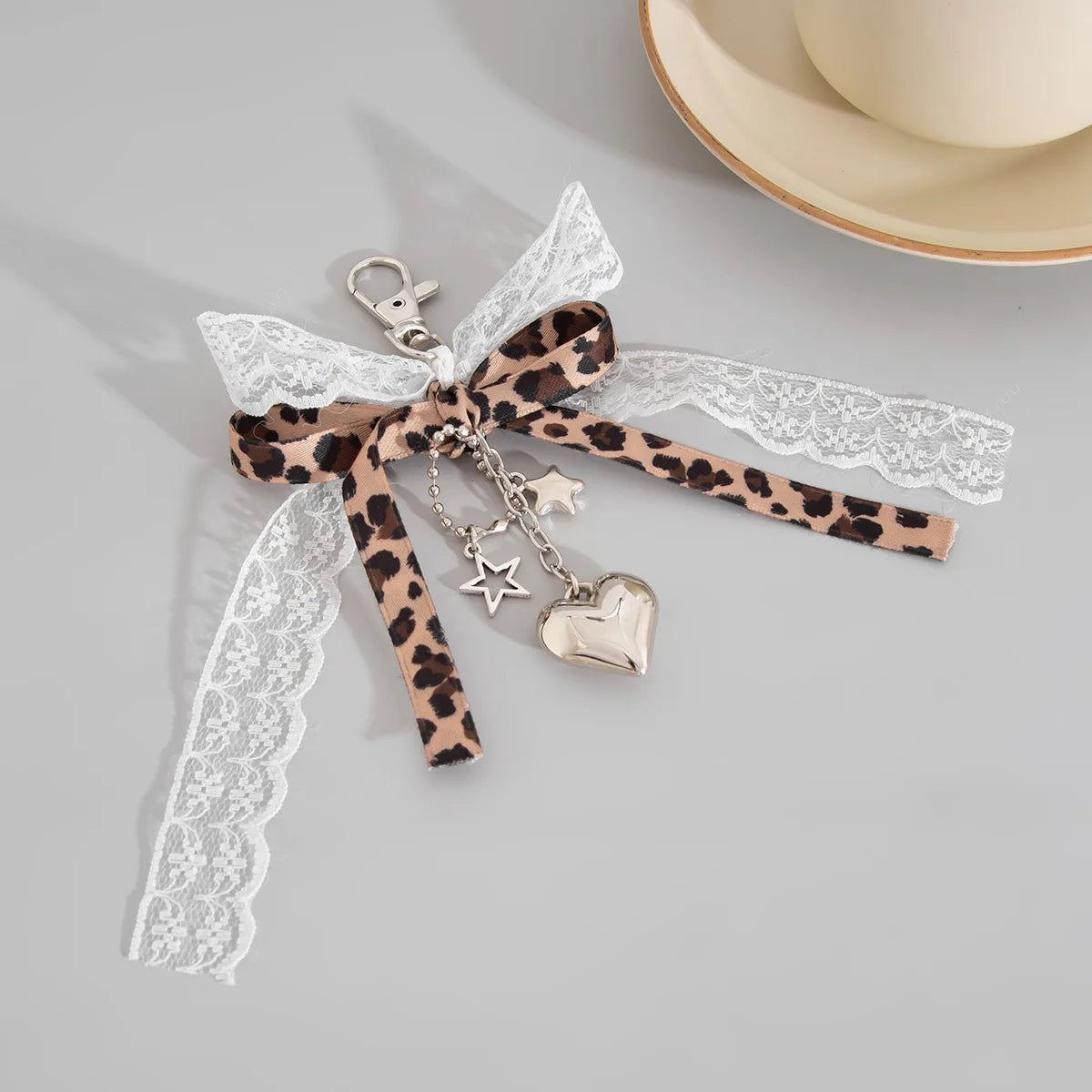 Pendentif Gothique Y2K en Dentelle Noir avec Cœur et Glands – Accessoire de Mode pour Sac à Main et Clés