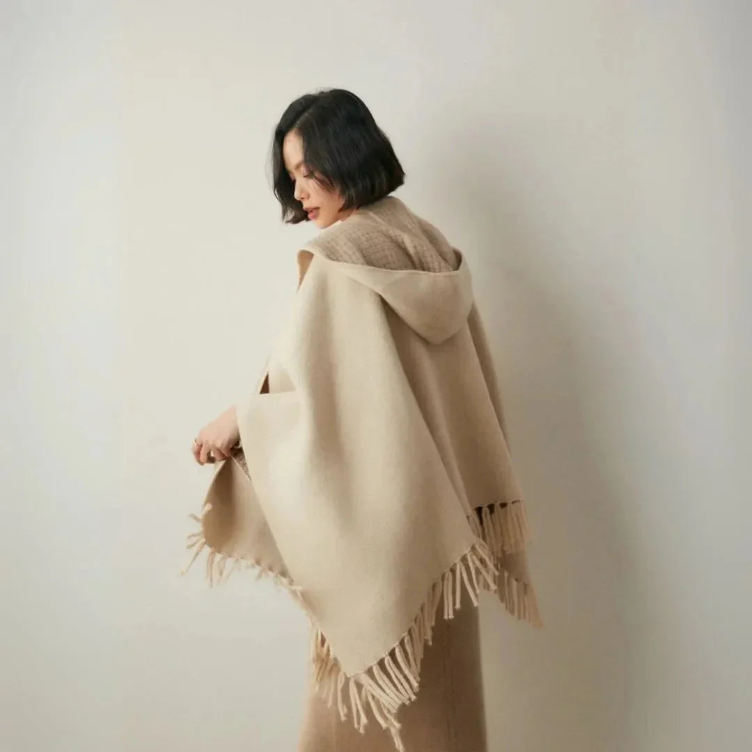 Poncho Léger à Capuche pour Femmes – Design Drapé et Ourlet à Franges 3