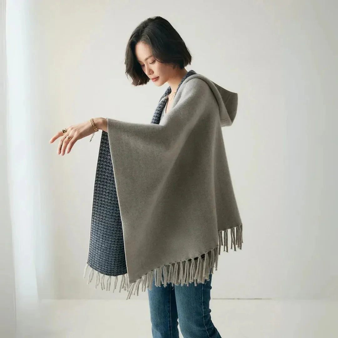 Poncho Léger à Capuche pour Femmes – Design Drapé et Ourlet à Franges 4