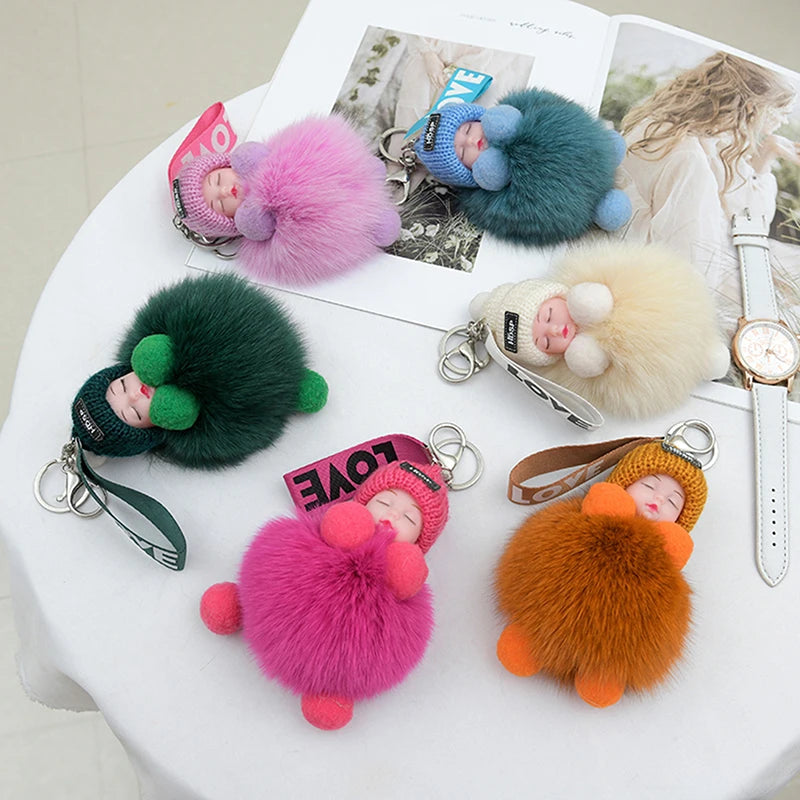 Porte-Clés Bébé Endormi en Peluche avec Chapeau Tricoté et Sangle Love – Accessoire Mignon pour Sacs et Clés