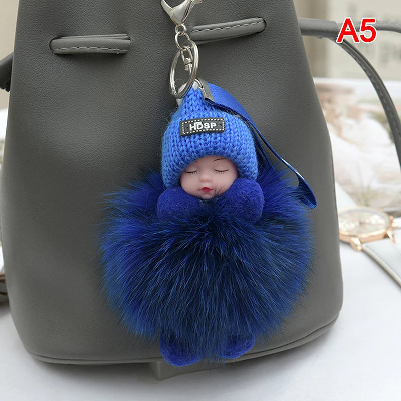Porte-Clés Bébé Endormi en Peluche avec Chapeau Tricoté et Sangle Love – Accessoire Mignon pour Sacs et Clés