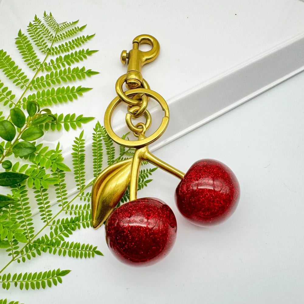 Porte-Clés Cerise Rouge avec Fermoir de Homard et Feuille d'Or – Accessoire Élégant pour Sacs et Clés