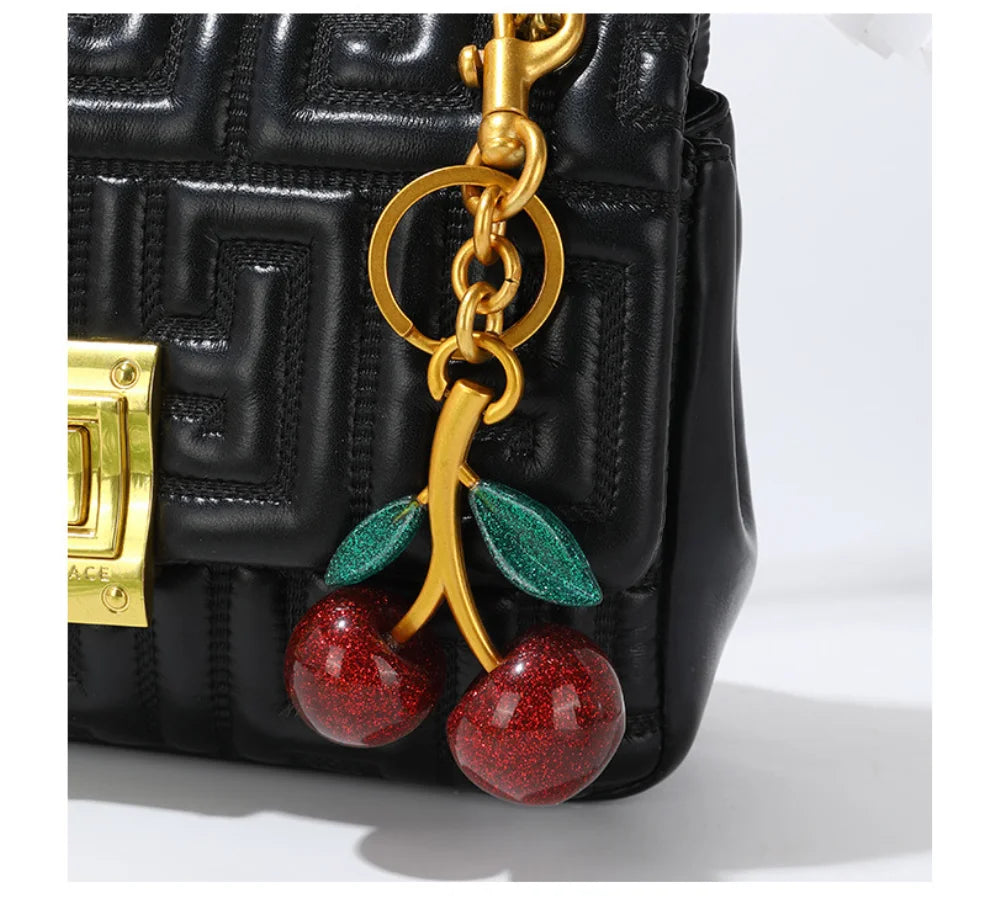 Porte-Clés Cerise Rouge avec Fermoir de Homard et Feuille d'Or – Accessoire Élégant pour Sacs et Clés