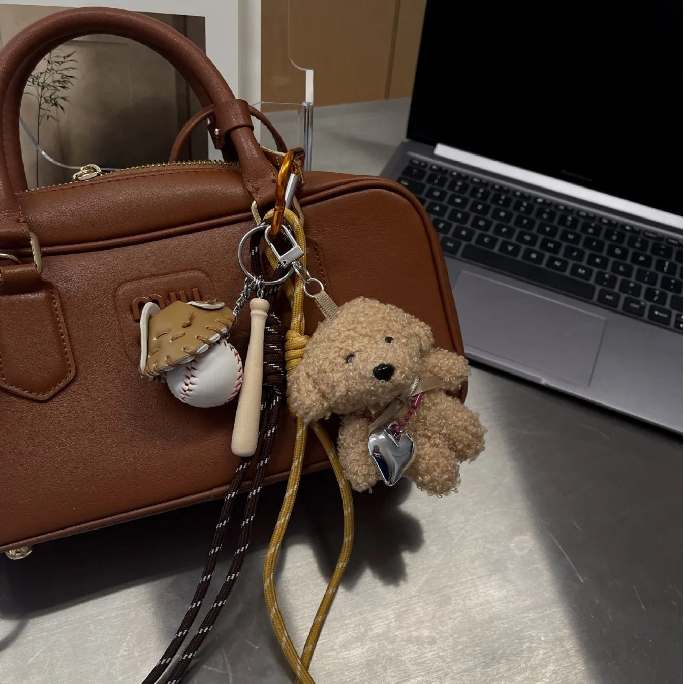 Porte-Clés en Aluminium avec Charme de Chien en Peluche et Détails Sportifs en Baseball – Accessoire Pratique et Amusant