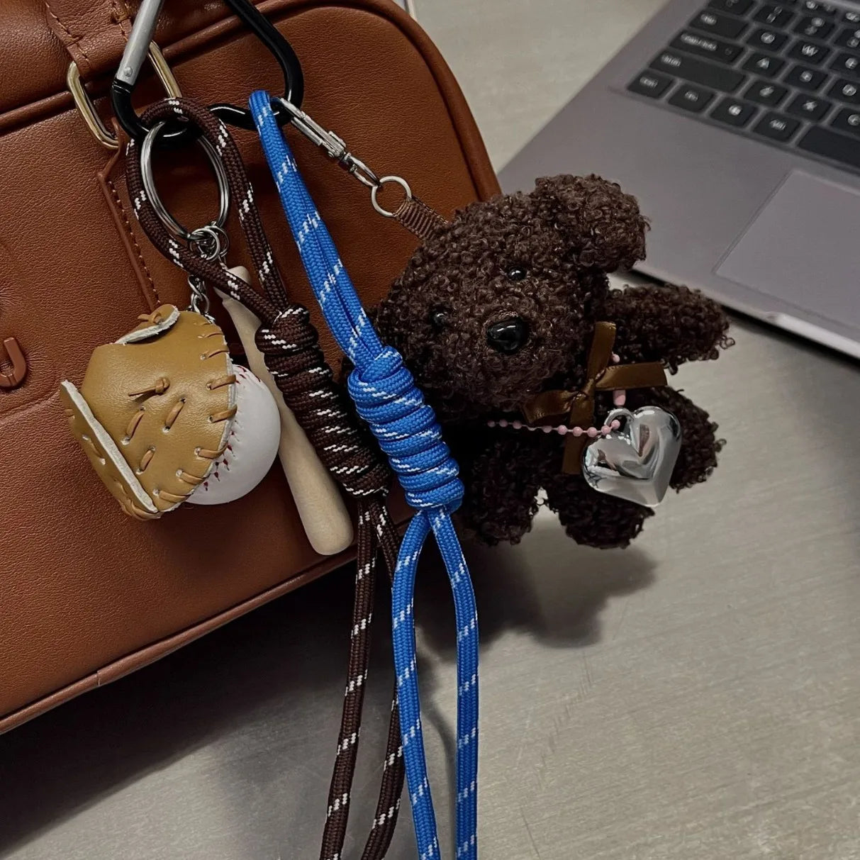 Porte-Clés en Aluminium avec Charme de Chien en Peluche et Détails Sportifs en Baseball – Accessoire Pratique et Amusant